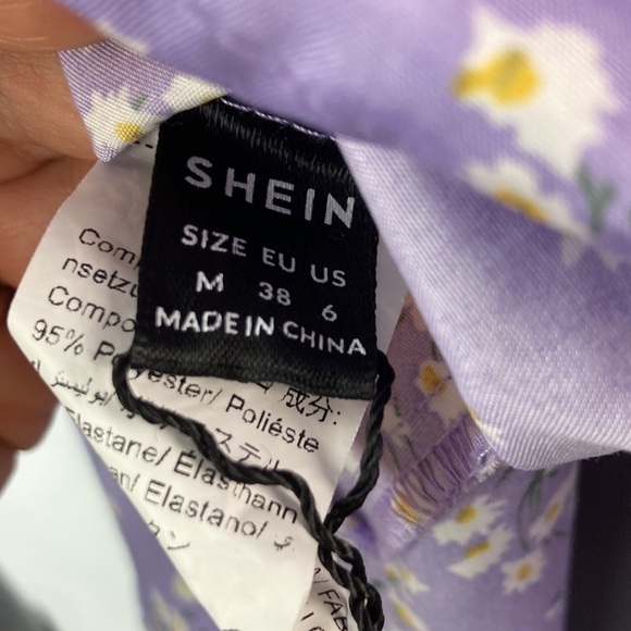 Shein lavender flutter sleeve blouse with tiny daisies medium - Picture 6 of 6
